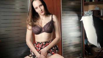 Телка дилдо  размяла свою письку