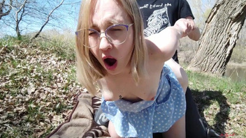 На  природе имеет телочку  давалку