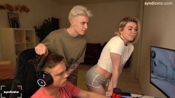 Шпилит  чужую милую  девушку