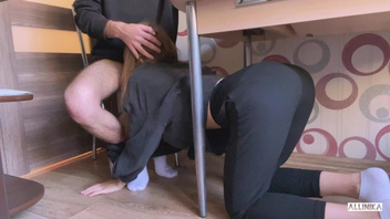 Дал молодой сосать и жарит ее киску