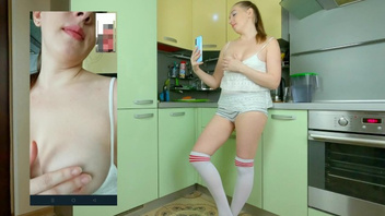 Минетит  парню здоровый  болт