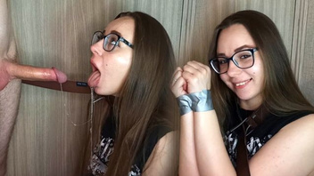 Устраивает  для девочки горловой разогрев, глубокий отсос