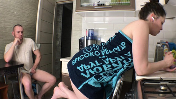 Раком  пристроил к бабе  член