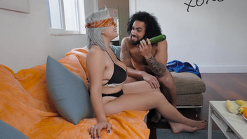 Пухлая блонда  отсасывает и жарится в пилотку