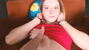 Сводная  сеструха хочет по киске