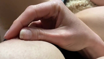 Крупный  план ее пизды и игрушки