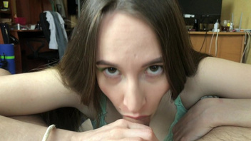 Дрочит ему конец и сосет, сучка в деле