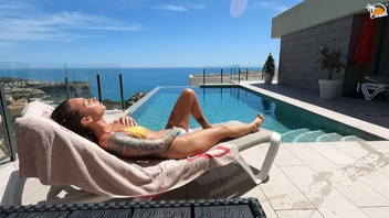 Красивая  сучка любит мастурбацию