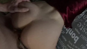 Принимает большой  конец своей узкой пилоткой