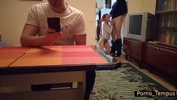 Отсасывает  мужику, пока муж  не видит