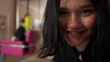 Русская  сучка сосет пацану, его девушка не замечает