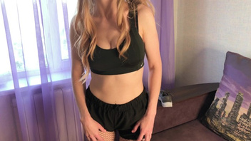 Милашка красавица сосет и долбится в пизду