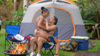 В  лесу на природе лесбиянки  резвятся