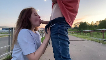 Прямо на улице выебал девку молодку