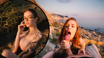 На скалах  на природе сучка отсосала хуй