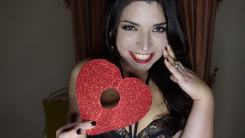 Очень  сексапильную молодую девку долбит на камеру