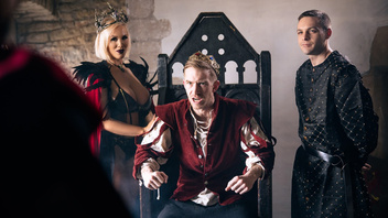 Король долбит грудастую, порно пародия