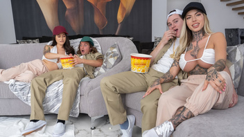 Бабы  с огромными дойками поебались с парнем