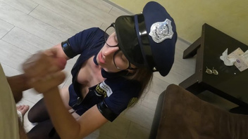 Я  в наряде полицейского трахаюсь  с начальником