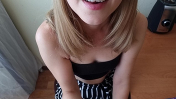 Сучка  пососала и отведала  сперму