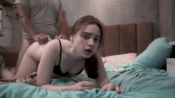 Трахнул домашнюю давалку  и спустил сперму ей на личико