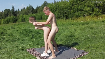 В поле  на покрывале потрахал русскую деваху