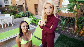 Мужик поебался  с двумя сексуальными крошками