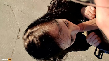 На  набережной сука мне сделала  минет