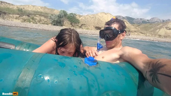 На надувном  матрасе выебал свою девку