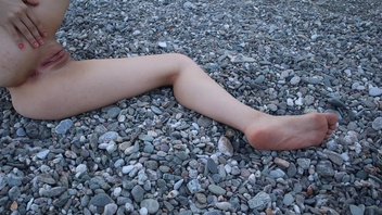 На камнях показала свои дыры