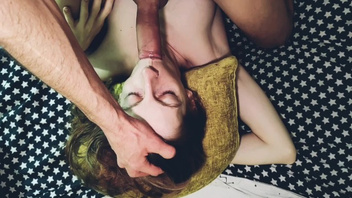 Огромным болтом отработал сучку в рот