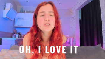 Рыжая  девка любит играть с  дырочками