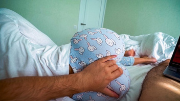 Разбудил сводную сестру  чтобы ебаться