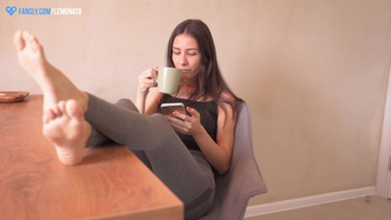 Дал  девке пососать хуй и  затрахал