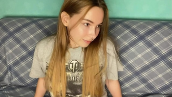 Показала пилотку и поиграла с ней пальцами