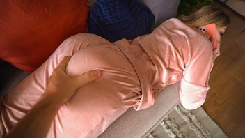 Поговорила с парнем по телефону и трахнулась с братцем, Дженни (Jenny Lux)