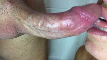 Отсос крупным планом  с окончанием в ротик