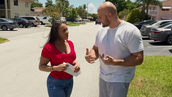 Намасленную пышногрудую маму мощно трахнул