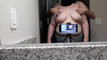 Поиграл с большими дойками толстухи