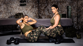 Сисястые  красивые любовницы  вместе резвятся