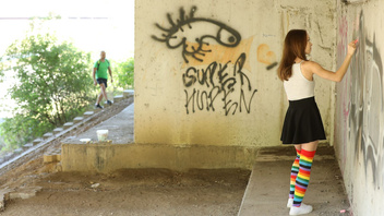 Возле заброшенного здания выебал молодку