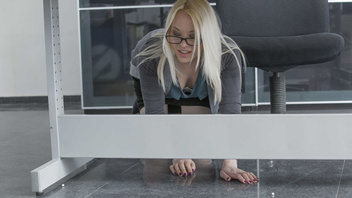 Блондинистую девочку самец  мощно насадил на хуй