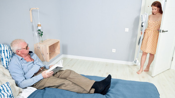 Старикан ебется с девочкой молодкой