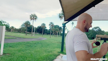 Жопастая пышногрудая  милфа получает хер