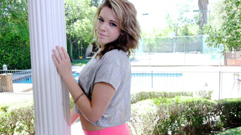 Пососала стояк и подставила киску