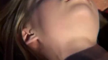 В песках мастурбирует на покрывале