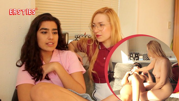 Подруги лесбухи  вдвоем проводят время