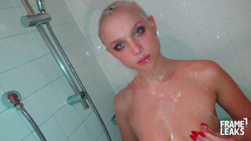 Девку  с короткими волосами  мужик жестко выебал