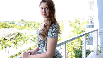 Веселая милашка подставляет дырки