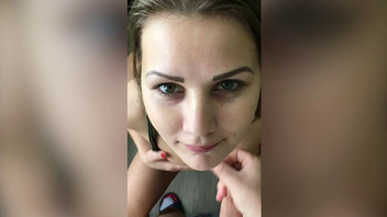 Домашняя любовница посасывает член